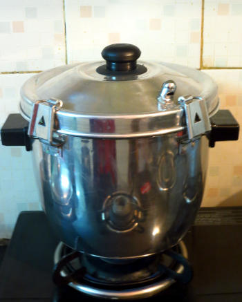 Cooking Rice in Traditional Rice Cooker